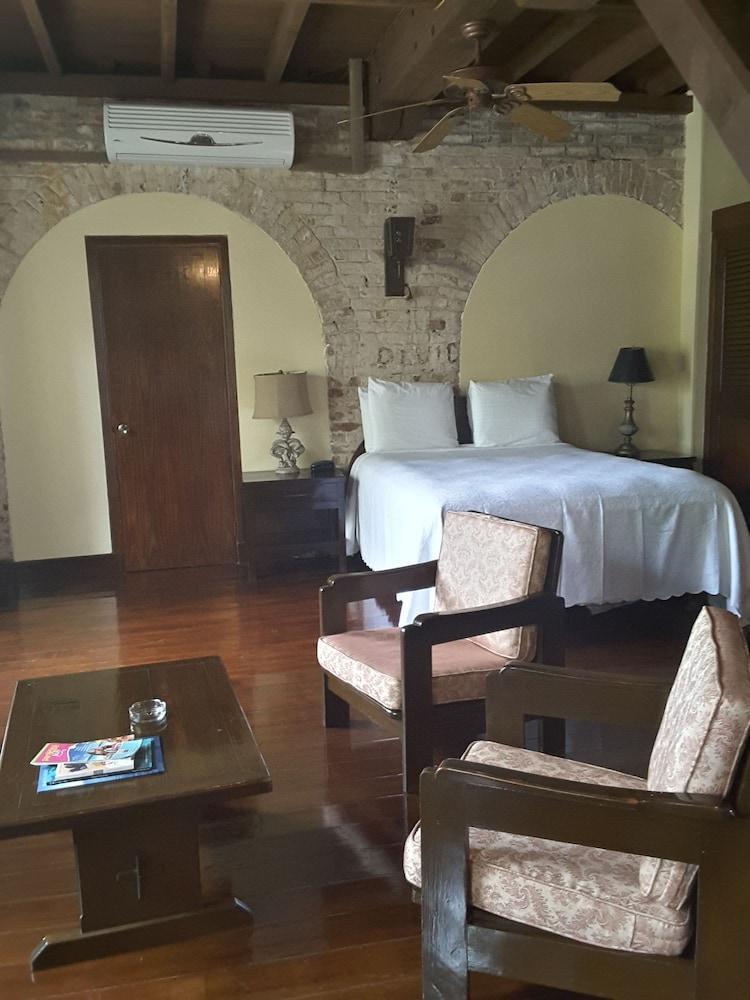 Copper And Lumber Store Hotel English Harbour Екстер'єр фото